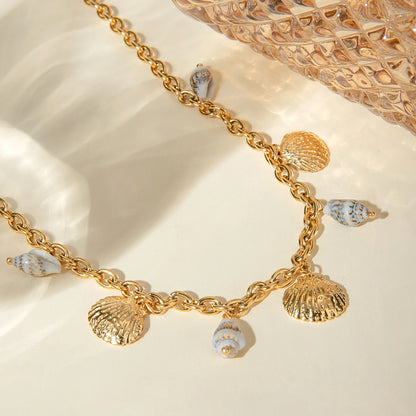 Collier à breloques avec coquillages doré