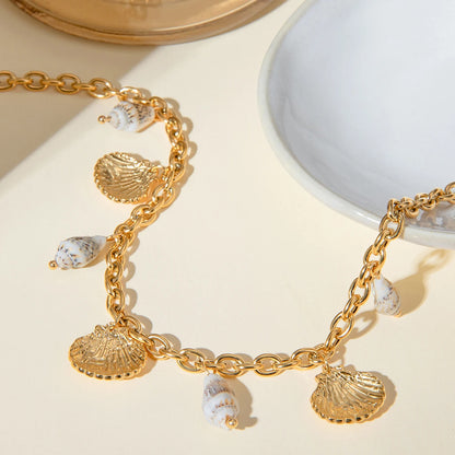 Collier à breloques avec coquillages doré