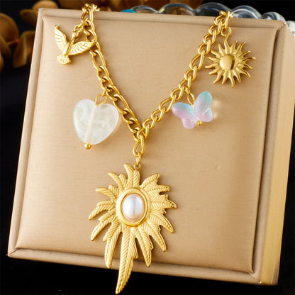 Collier à breloques avec feuille dorée et blanche