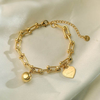 Bracelet breloques doré avec coeur à chaîne