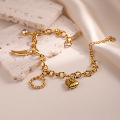 Bracelet breloques doré avec corne