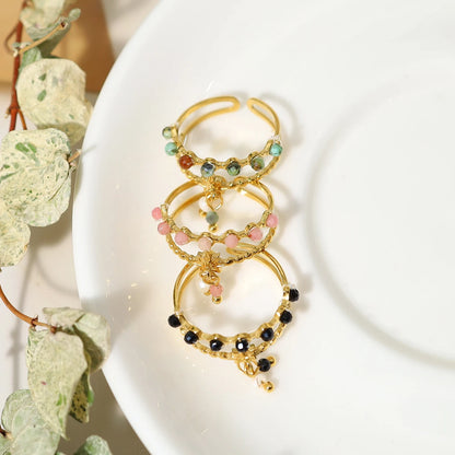 Bague à breloques blanches et vertes dorée