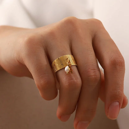 Bague à breloques blanche et étoile dorée