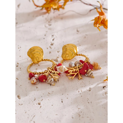 Boucles d'oreilles breloques coquillage et corail dorées