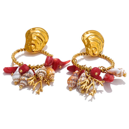 Boucles d'oreilles breloques coquillage et corail dorées
