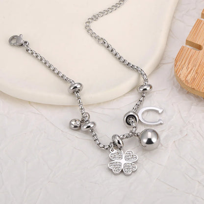 Bracelet à breloques argenté avec clips et trèfle à 4 feuilles