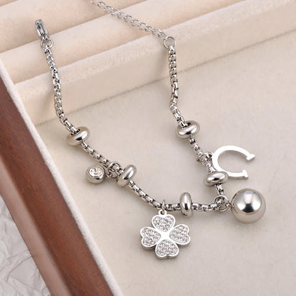 Bracelet à breloques argenté avec clips et trèfle à 4 feuilles