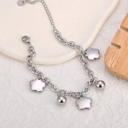 Bracelet à breloques argenté avec trèfles et grelots