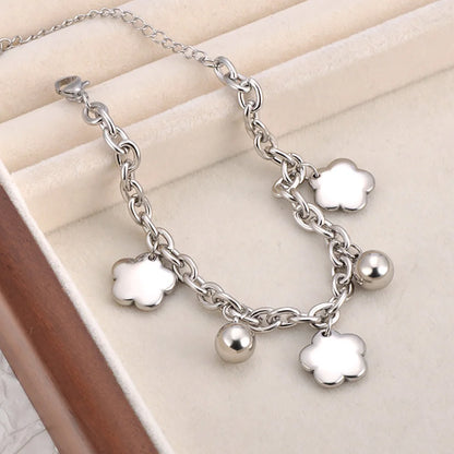 Bracelet à breloques argenté avec trèfles et grelots