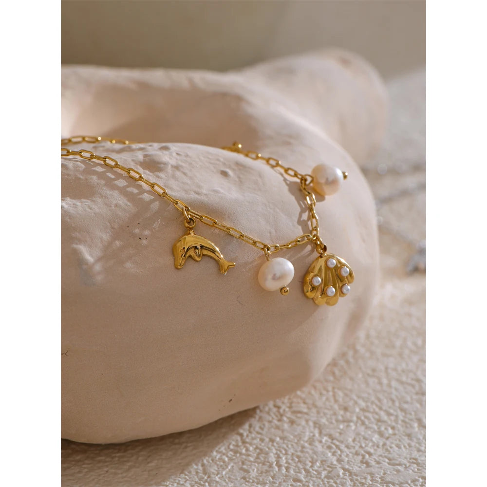 Bracelet à breloques avec coquillage perlé doré