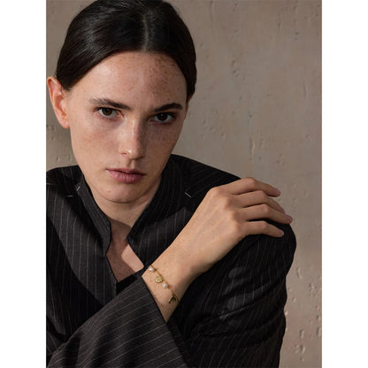 Bracelet à breloques avec coquillage perlé doré