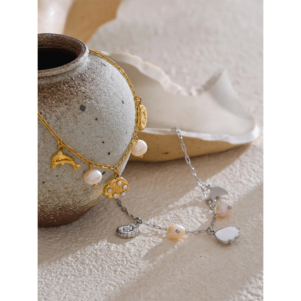 Bracelet à breloques avec coquillage perlé doré