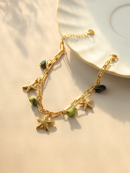 Bracelet à breloques avec étoile de mer et pierres vertes