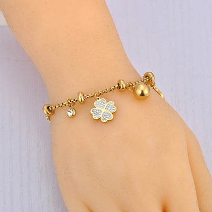 Bracelet à breloques doré avec trèfles et grelots