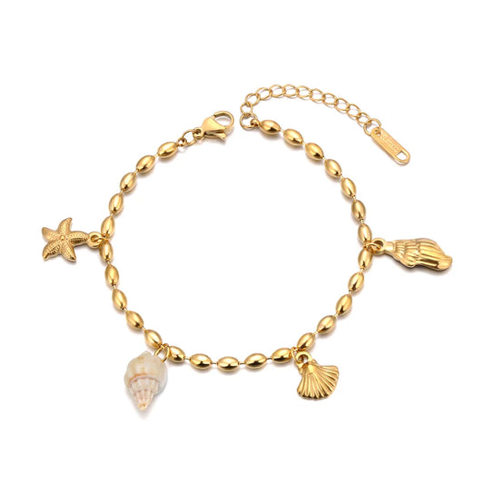 Bracelet doré à breloques avec coquillage