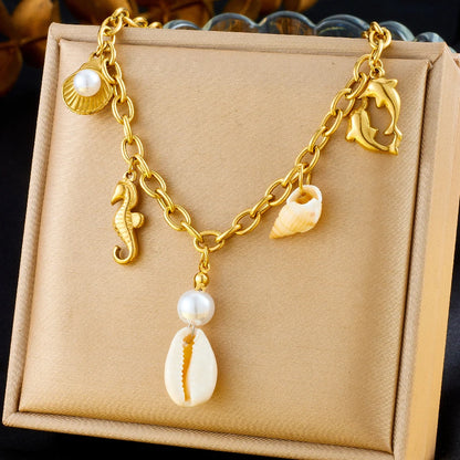 Collier à breloques avec coquillage blanc et doré