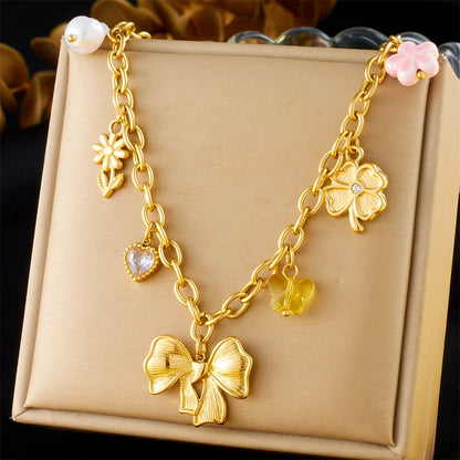 Collier à breloques avec noeud papillon doré