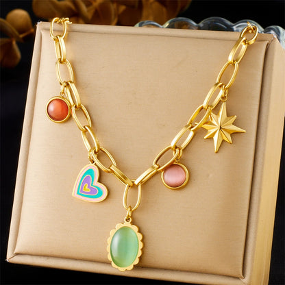 Collier à breloques avec pierre verte doré