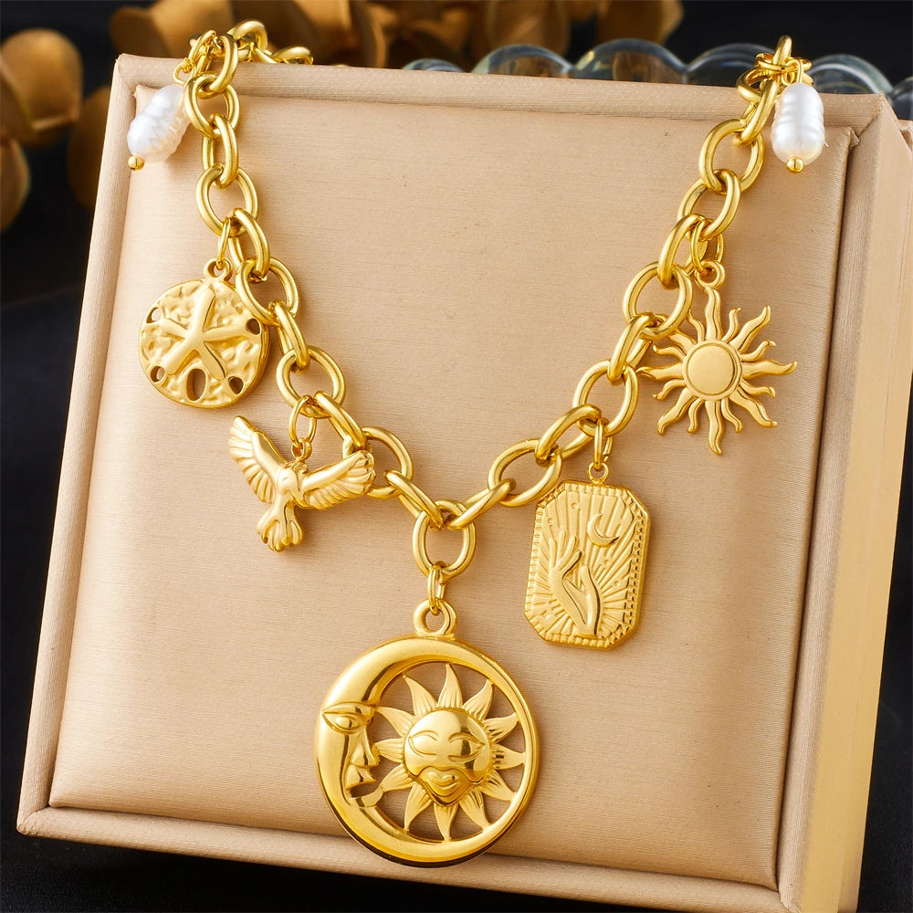Collier à breloques avec soleil et lune creux doré