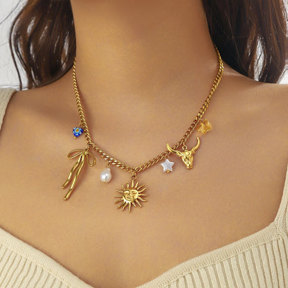 Collier à breloques avec soleil et ruban doré