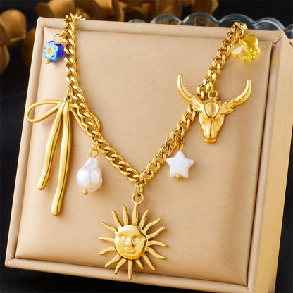 Collier à breloques avec soleil et ruban doré