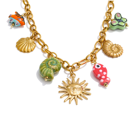 Collier à breloques colorées doré