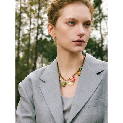 Collier à breloques colorées doré