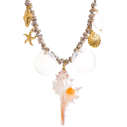 Collier à breloques doré avec gros coquillage blanc