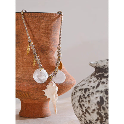 Collier à breloques doré avec gros coquillage blanc