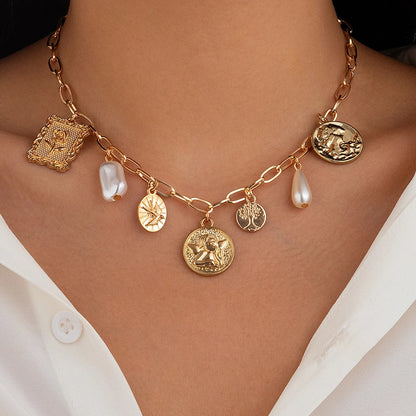 Collier à breloques doré et médaille