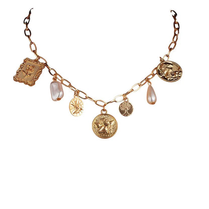 Collier à breloques doré et médaille