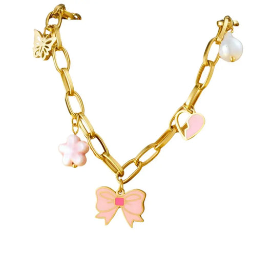 Collier à breloques doré et noeud papillon rose