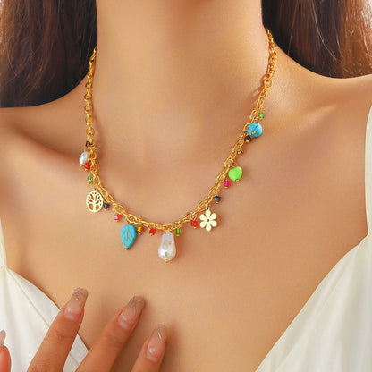 Collier à breloques doré et perle blanche