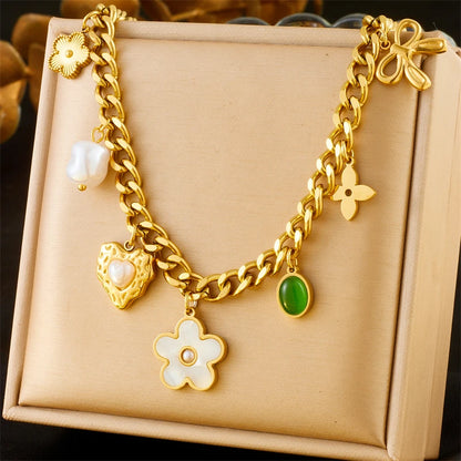 Collier à breloques doré fleur blanche