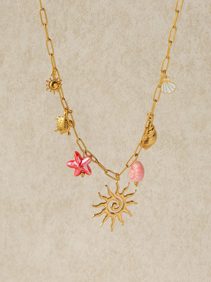Collier à breloques dorées et roses