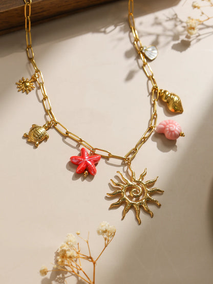 Collier à breloques dorées et roses