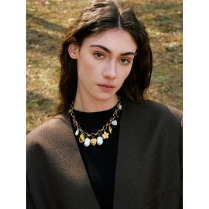 Collier breloques dorées et perles blanches