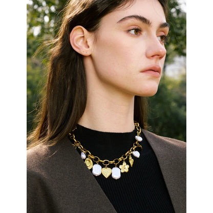 Collier breloques dorées et perles blanches