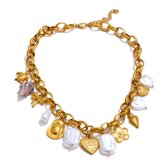 Collier breloques dorées et perles blanches