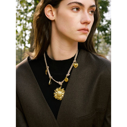 Collier breloques fleurs dorées et corde