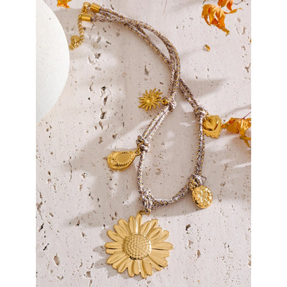 Collier breloques fleurs dorées et corde