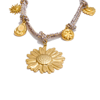 Collier breloques fleurs dorées et corde