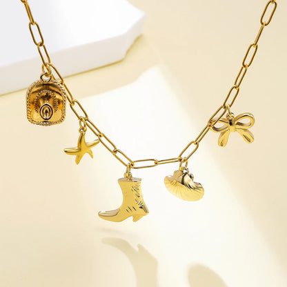 Collier doré à breloques avec botte