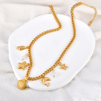 Collier doré à breloques avec coquillage