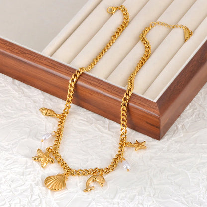 Collier doré à breloques avec coquillage