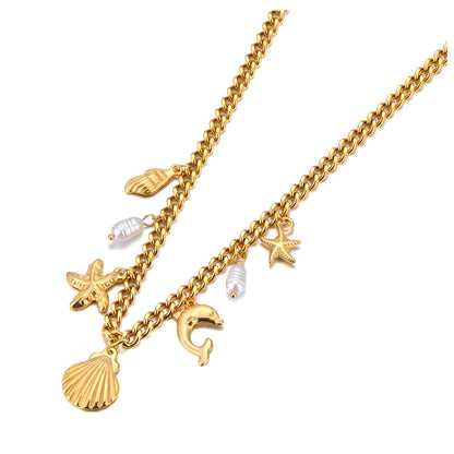 Collier doré à breloques avec coquillage