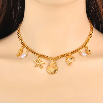 Collier doré à breloques avec coquillage