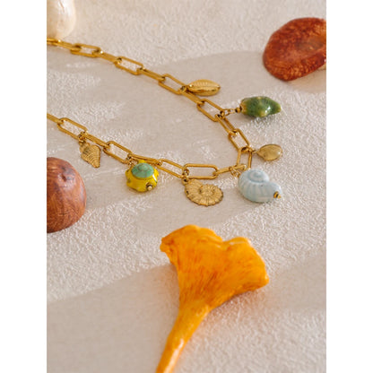 Collier doré à breloques bleues et vertes