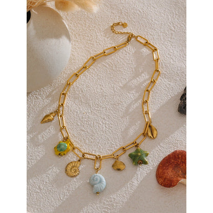 Collier doré à breloques bleues et vertes