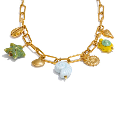 Collier doré à breloques bleues et vertes